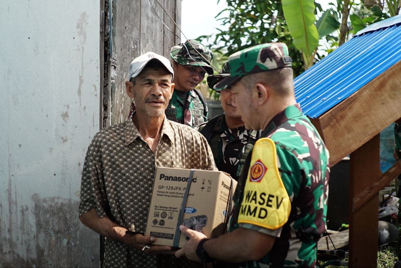 Tim WASEV TMMD Ke-129 Serahkan Bantuan Sosial kepada Warga Kurang Mampu Desa Bandar Raya
