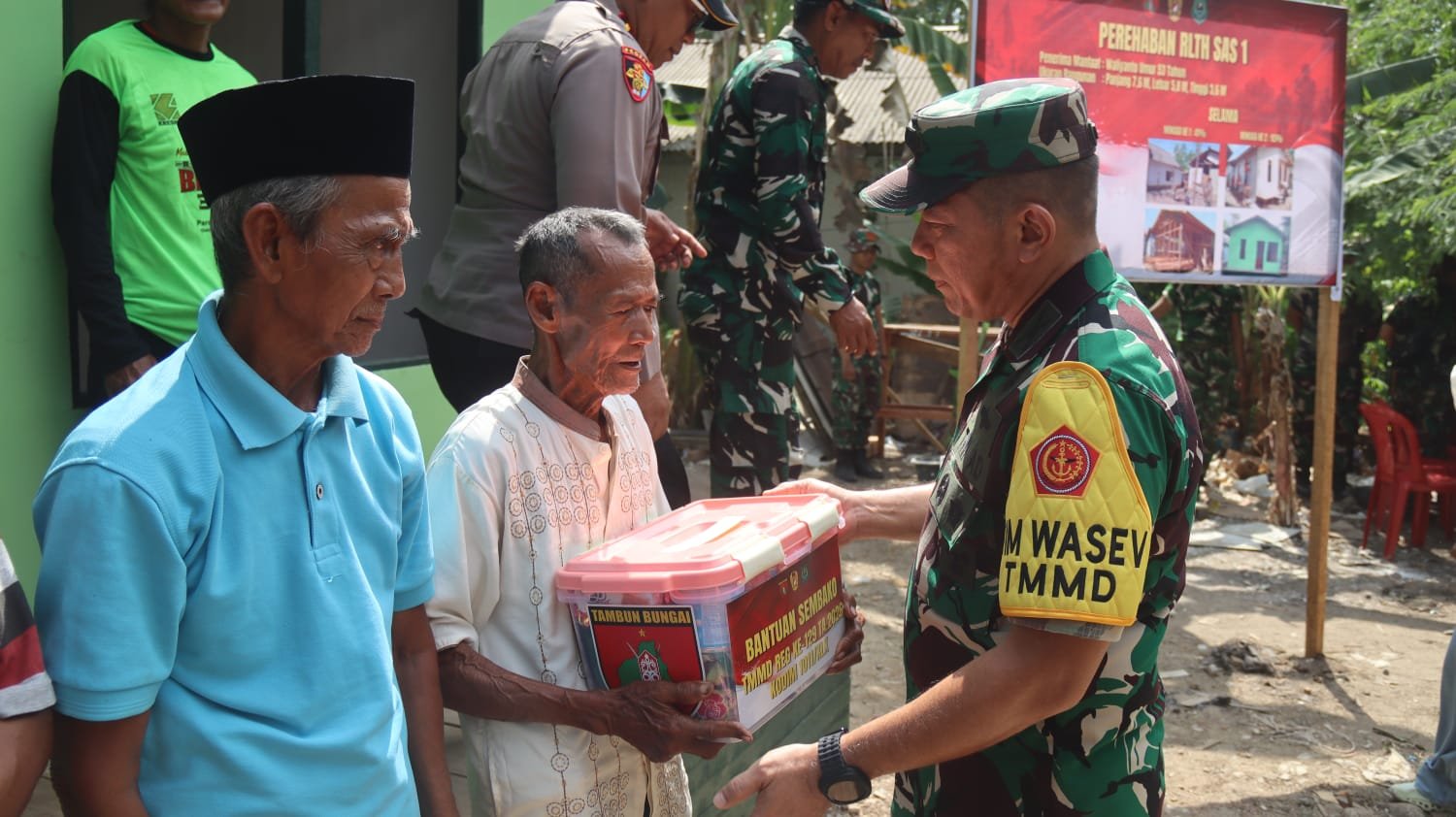 Tim WASEV TMMD Ke-129 Tegaskan Komitmen Sosial Lewat Penyaluran Baksos untuk Warga