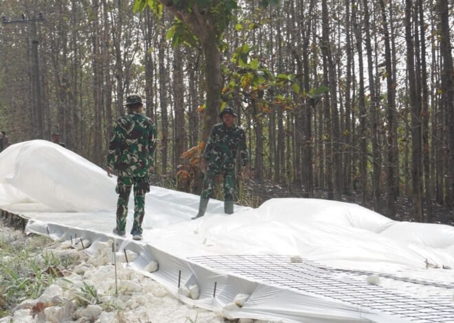 Membentang Harapan di Atas Plastik Pengecoran, Satgas TMMD Kodim 0812/Lamongan Pastikan Jalan Desa Lebih Kokoh dan Tahan Lama