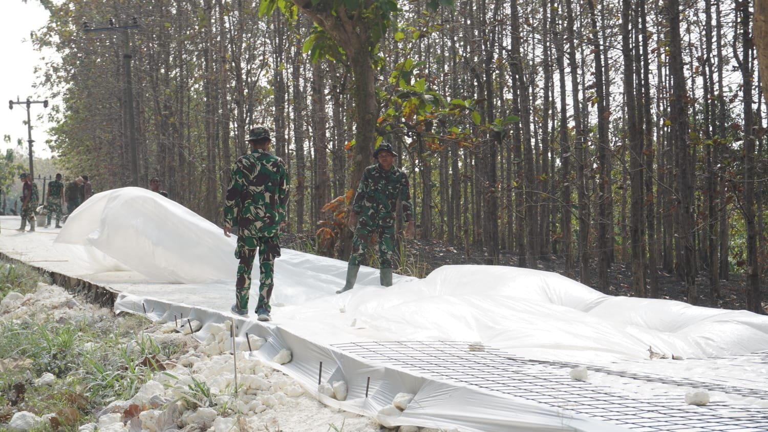 Membentang Harapan di Atas Plastik Pengecoran, Satgas TMMD Kodim 0812/Lamongan Pastikan Jalan Desa Lebih Kokoh dan Tahan Lama