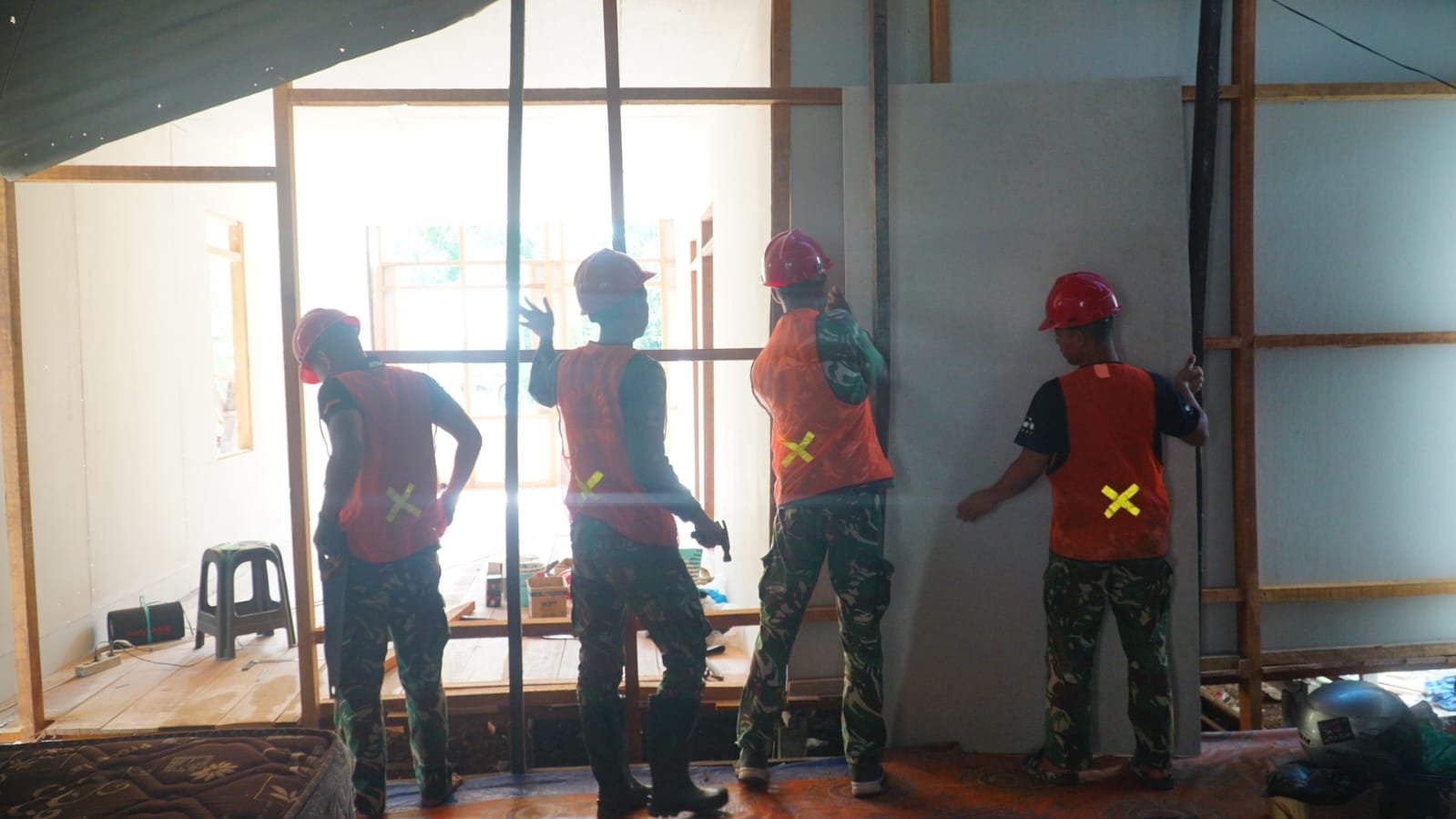 Satgas TMMD Reguler Ke-129 Percepat Pemasangan Dinding Kalsibut RTLH Milik Bapak Walianto