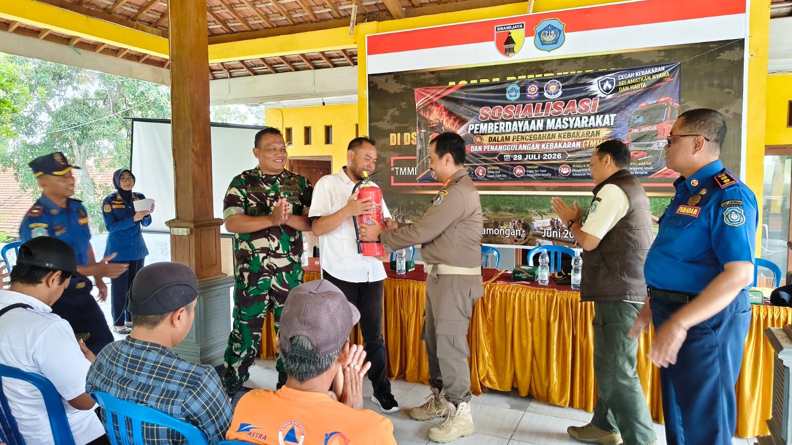 Bekali Warga Hadapi Bahaya Kebakaran, Satgas TMMD Ke-129 Gelar Simulasi Pemadaman Bersama Damkar