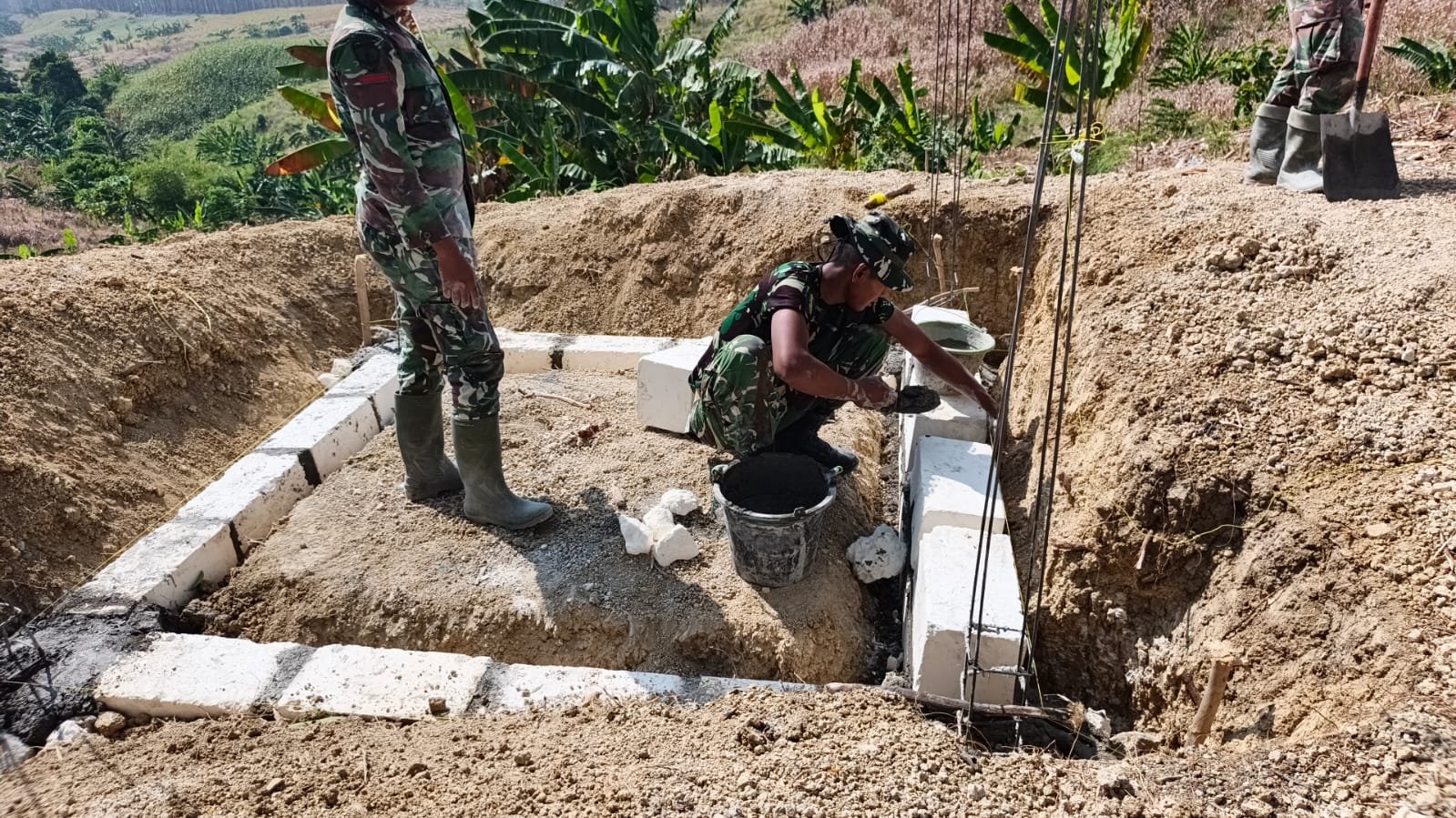 Alirkan Harapan Antardusun, Satgas TMMD Ke-129 Bangun Tandon Air Penghubung Tlemang–Bakon