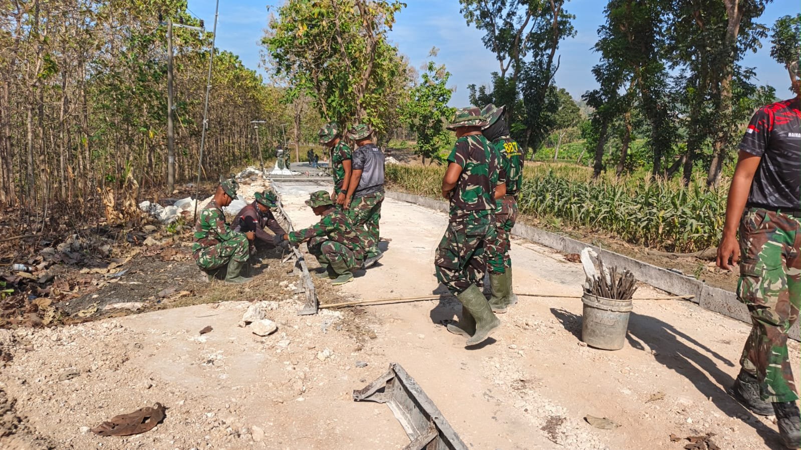 Debu Tak Hentikan Pengabdian, Satgas TMMD Ke-129 Terus Kebut Pembangunan Jalan Rabat Beton