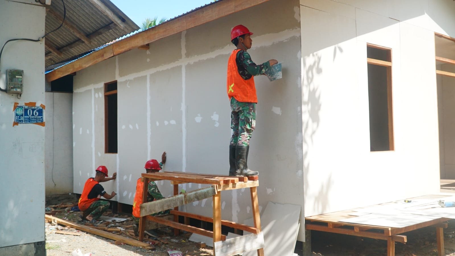 Gotong Royong Satgas TMMD dan Warga Warnai Pembangunan RTLH di Desa Bandar Raya