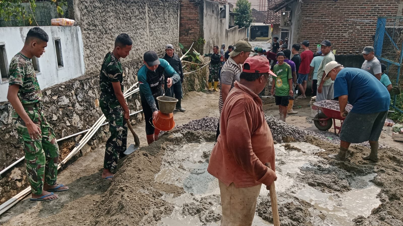 Satgas TMMD Ke-129 Kodim 0410/KBL Kebut Pengecoran Rabat Beton Jalan Nangka Demi Mobilitas Warga