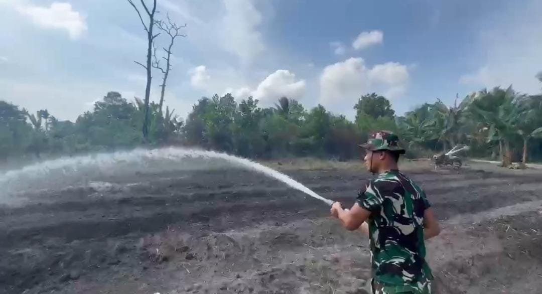 Dukung Ketahanan Pangan, Satgas TMMD Ke-129 Kodim 0413/Bangka Tanam Kangkung Bersama Warga di Desa Deniang