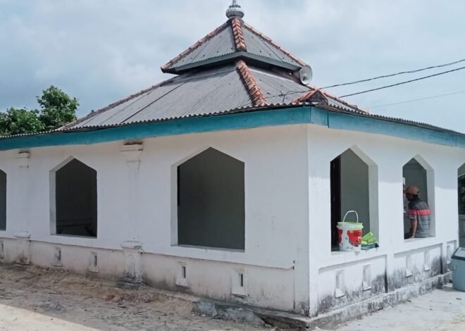 Satgas TMMD Ke-129 Kodim 0413/Bangka Gotong Royong Perindah Masjid Al-Amin Desa Deniang