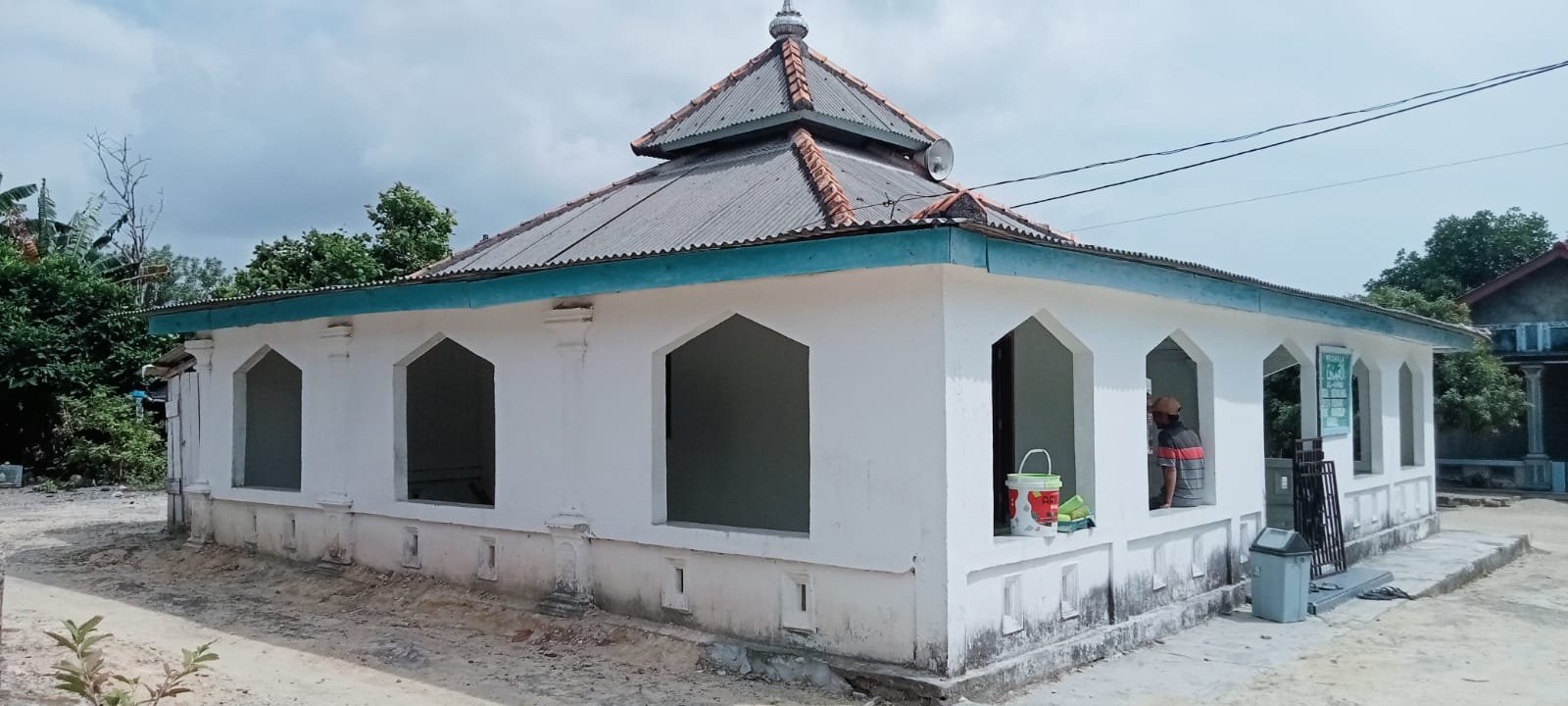 Satgas TMMD Ke-129 Kodim 0413/Bangka Gotong Royong Perindah Masjid Al-Amin Desa Deniang