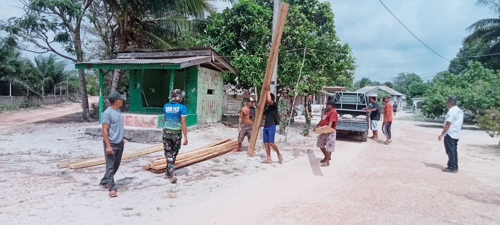 Gotong Royong Satgas TMMD dan Warga Hidupkan Kembali Poskamling sebagai Simbol Kebersamaan Desa