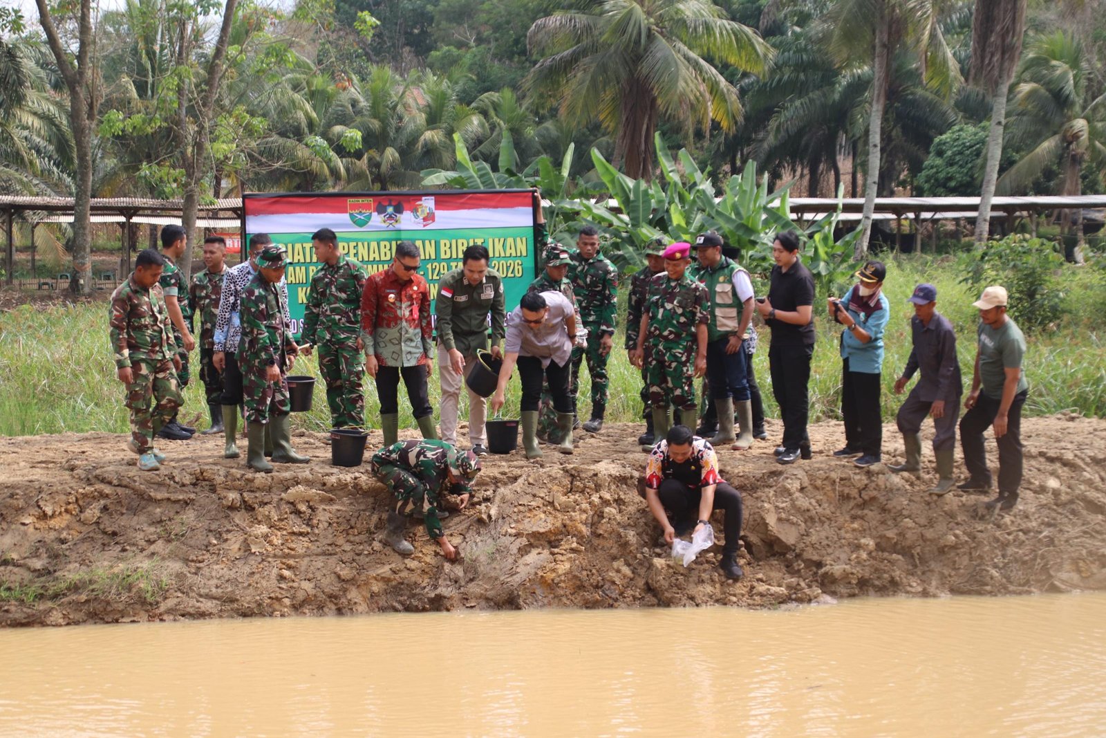 Percepat Ketahanan Pangan, Satgas TMMD ke-129 Kodim 0412/LU Tebar Ribuan Bibit Ikan di Desa Baru Raharja