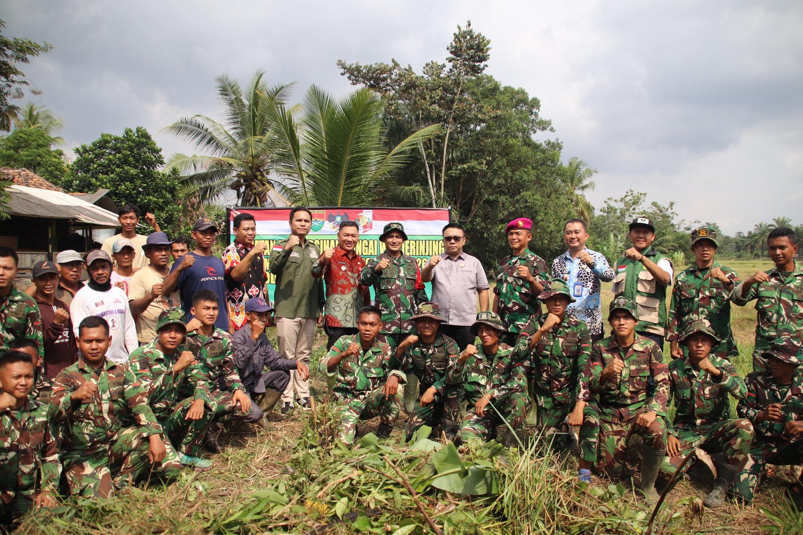 Satgas TMMD Ke-129 Kodim 0412/Lampung Utara Bersama Warga Bersihkan Sungai Way Jerinjing.