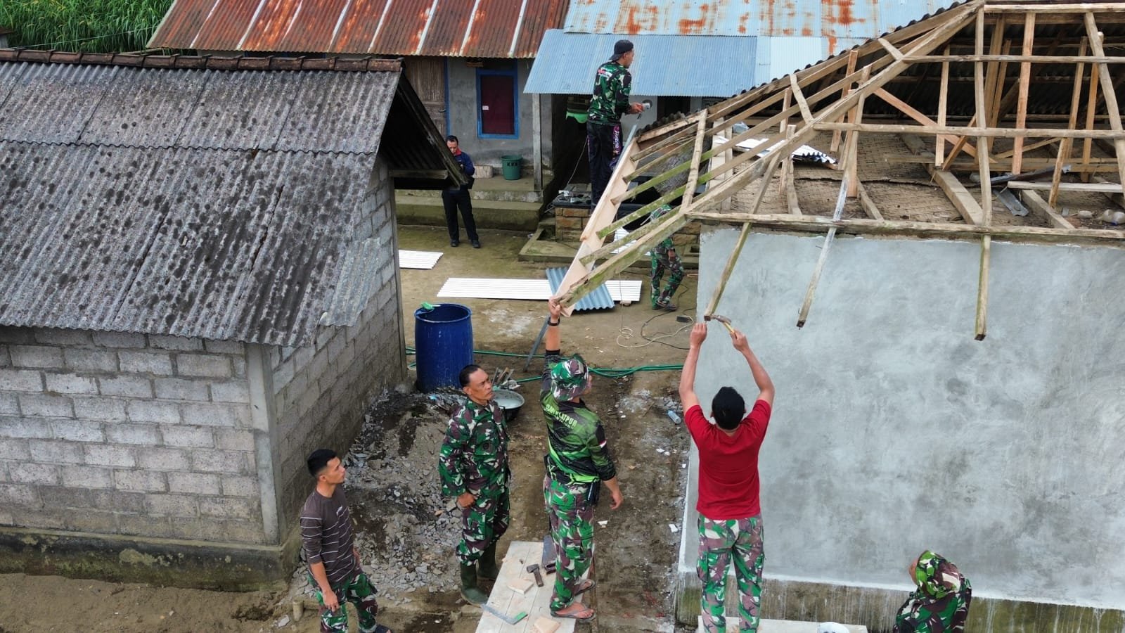 Wadansatgas TMMD Ke-129 Pastikan Rehab RTLH Ibu Nengah Madri Berjalan Sesuai Target
