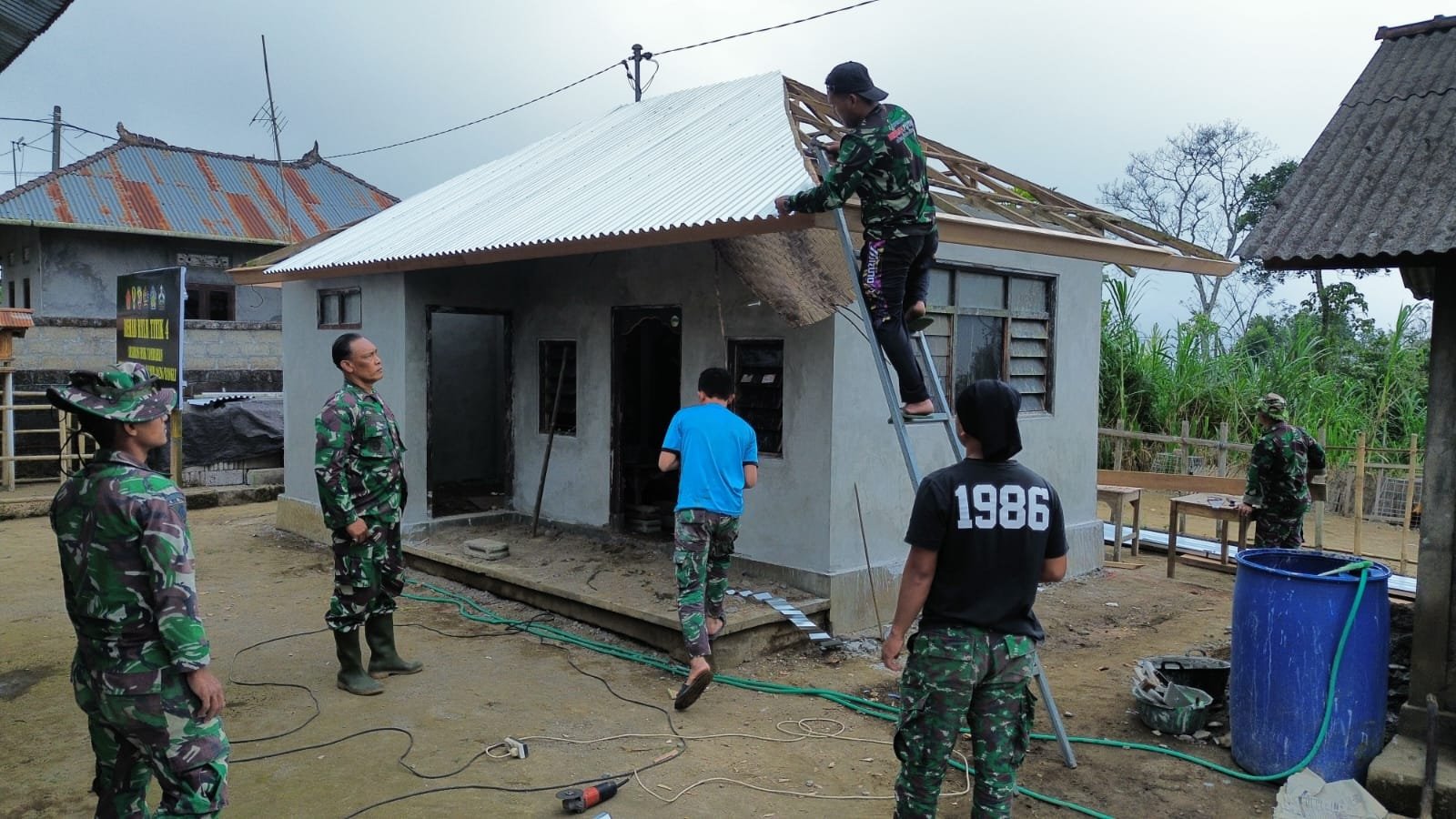 Gotong Royong Satgas TMMD dan Warga Percepat Rehab Rumah Ibu Nengah Madri
