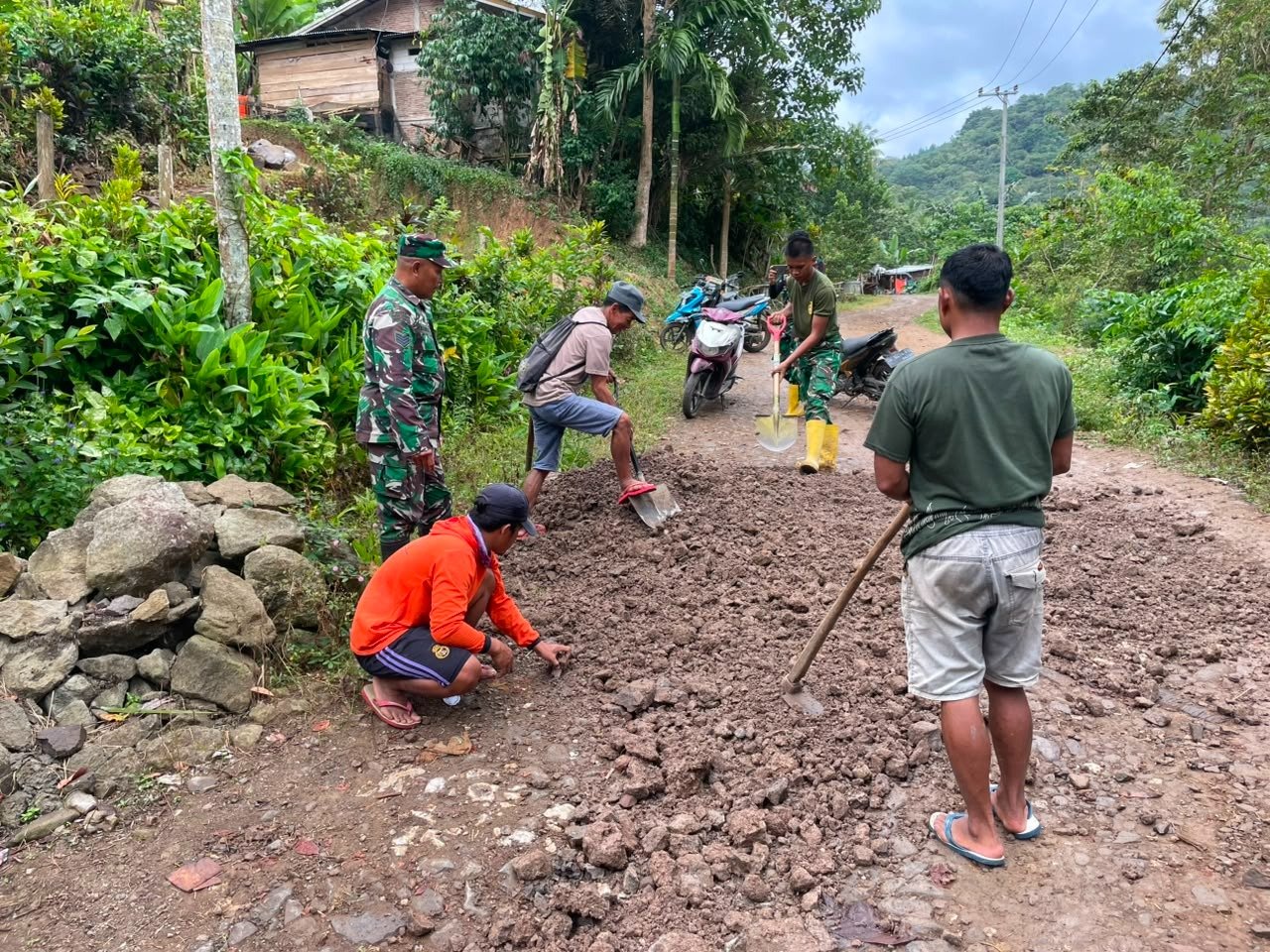 Inisiatif TMMD Ke-129: Pemerataan Jalan di Dusun Samaenre
