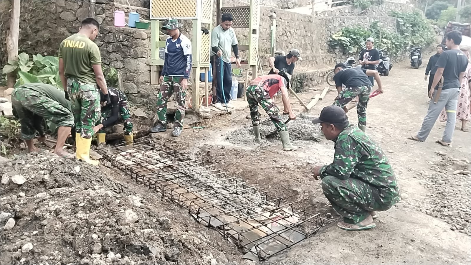 Pengerjaan Perbaikan Dekker Titik 1 di Dusun Samaenre oleh Satgas TMMD