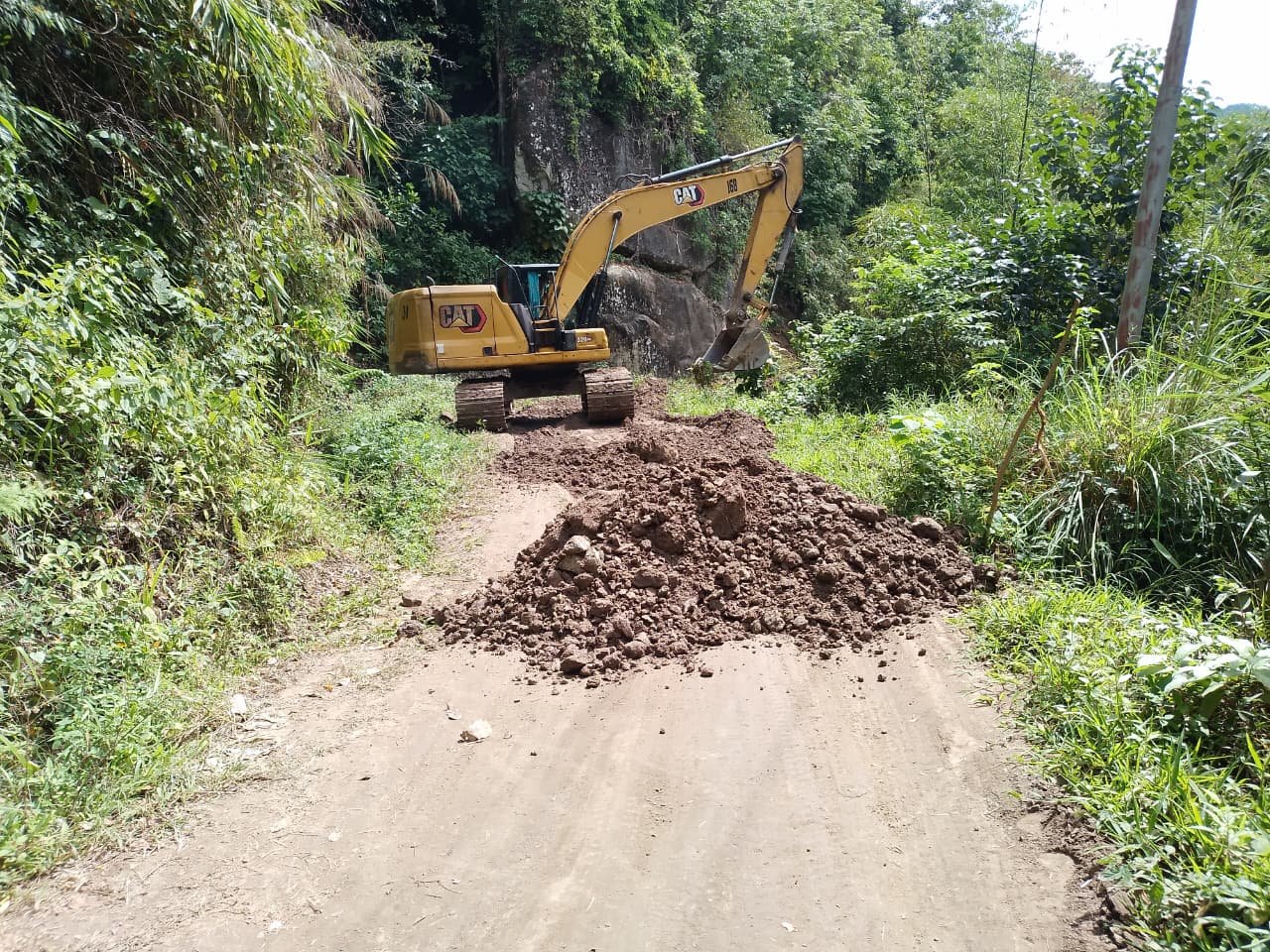 Excavator Mempercepat Proyek TMMD Ke-129 di Kabupaten Bone