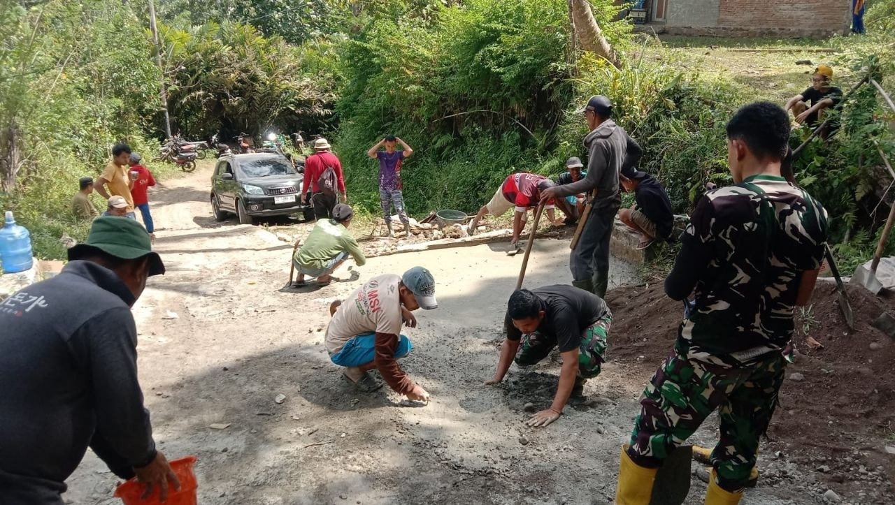 TNI dan Masyarakat Bersinergi dalam Perbaikan Dekker Titik 5