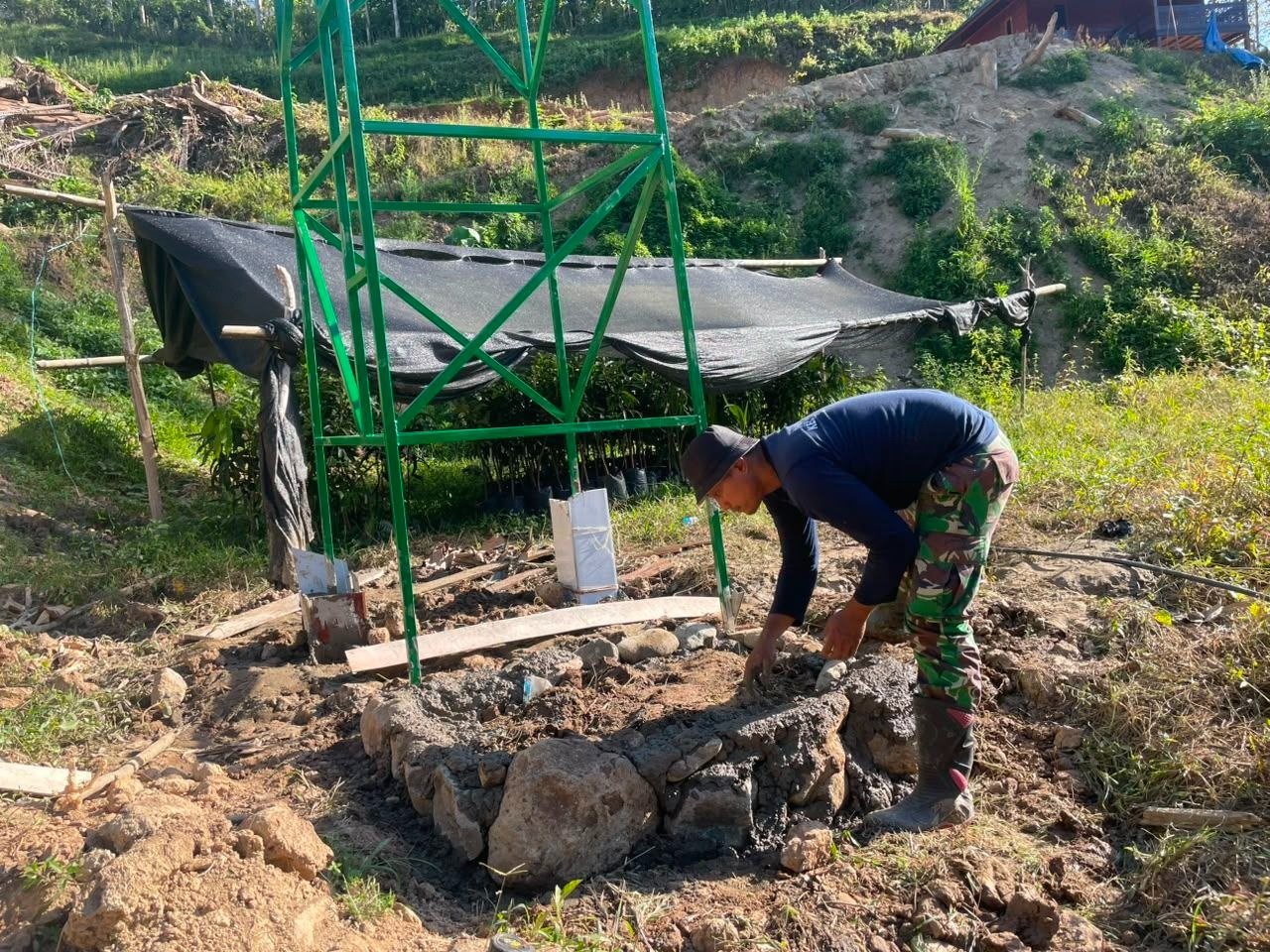 Satgas TMMD Mengerjakan Pengecoran Pondasi Tower Tandon Air