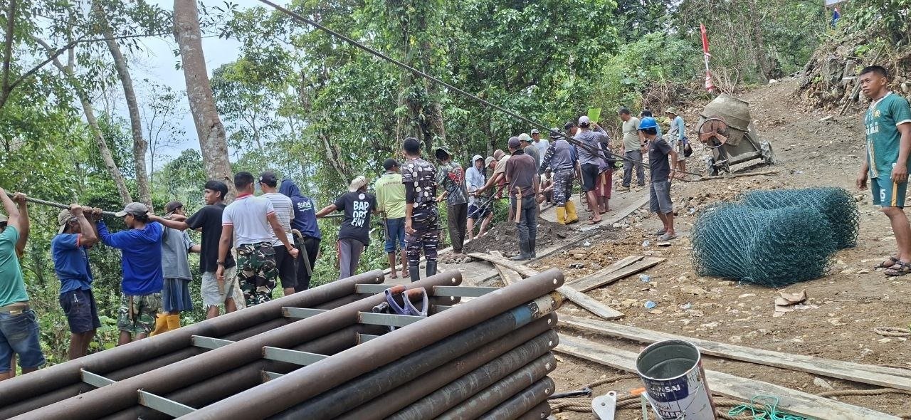 Jembatan Gantung di Bone: Kolaborasi Satgas TMMD dan Warga