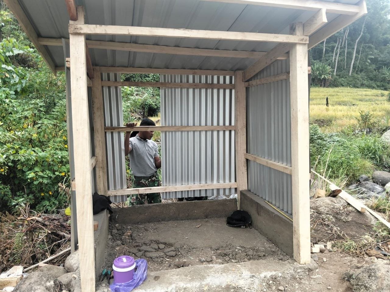 Pemasangan Dinding dan Pembuatan Saluran oleh Satgas TMMD di Bone