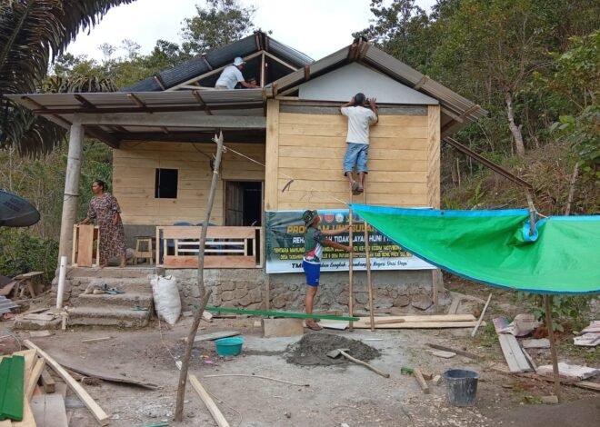 Gotong Royong Pemasangan Atap Segitiga RTLH di Kabupaten Bone