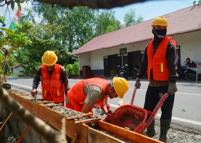 Satgas TMMD Reguler Ke-129 Laksanakan Pengecoran Bekisting Musholla Darul Iman