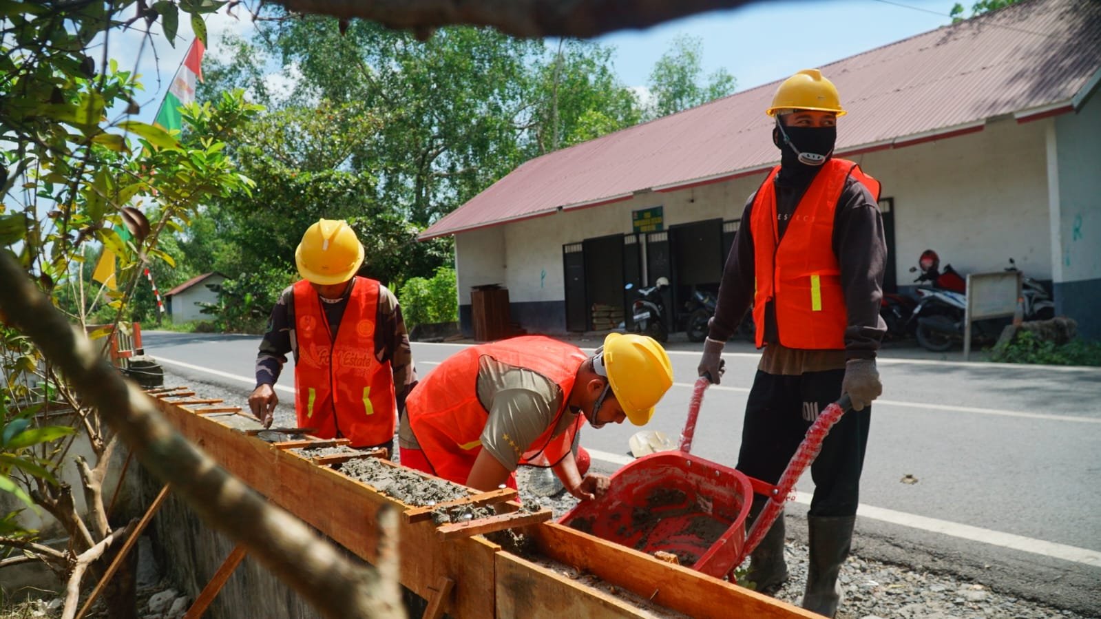 Satgas TMMD Reguler Ke-129 Laksanakan Pengecoran Bekisting Musholla Darul Iman