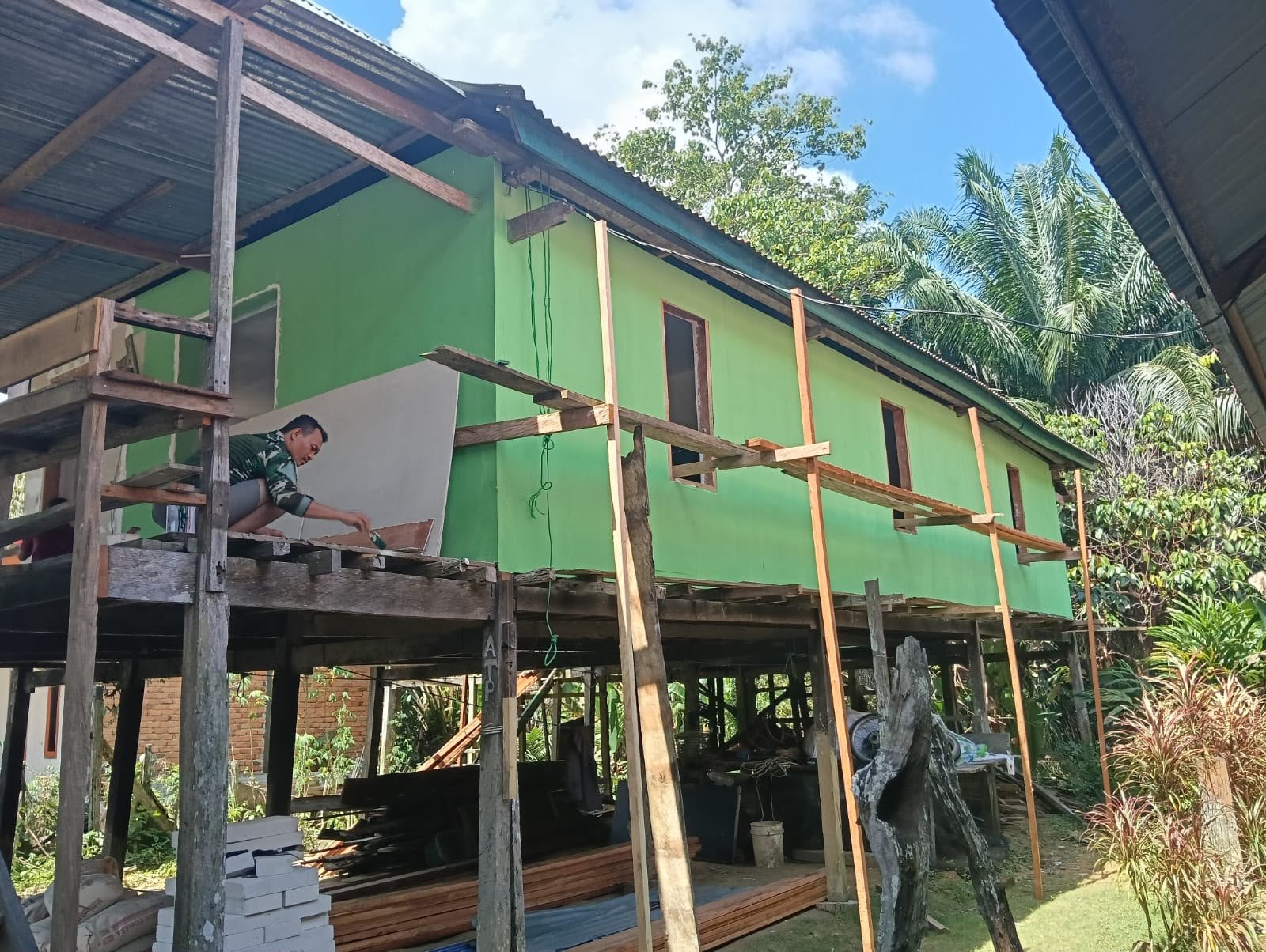 Rumah Ibu Erna Kian Layak Huni, Program RTLH TMMD Ke-129 Wujudkan Harapan Warga Perbatasan