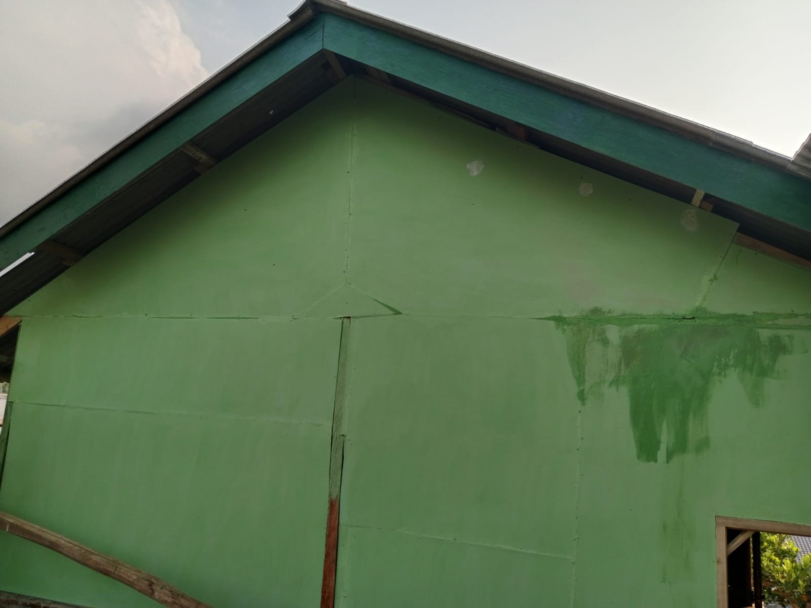 Gotong Royong Warnai Mobilisasi Material RTLH Ibu Nur Hayati dalam Program TMMD Ke-129