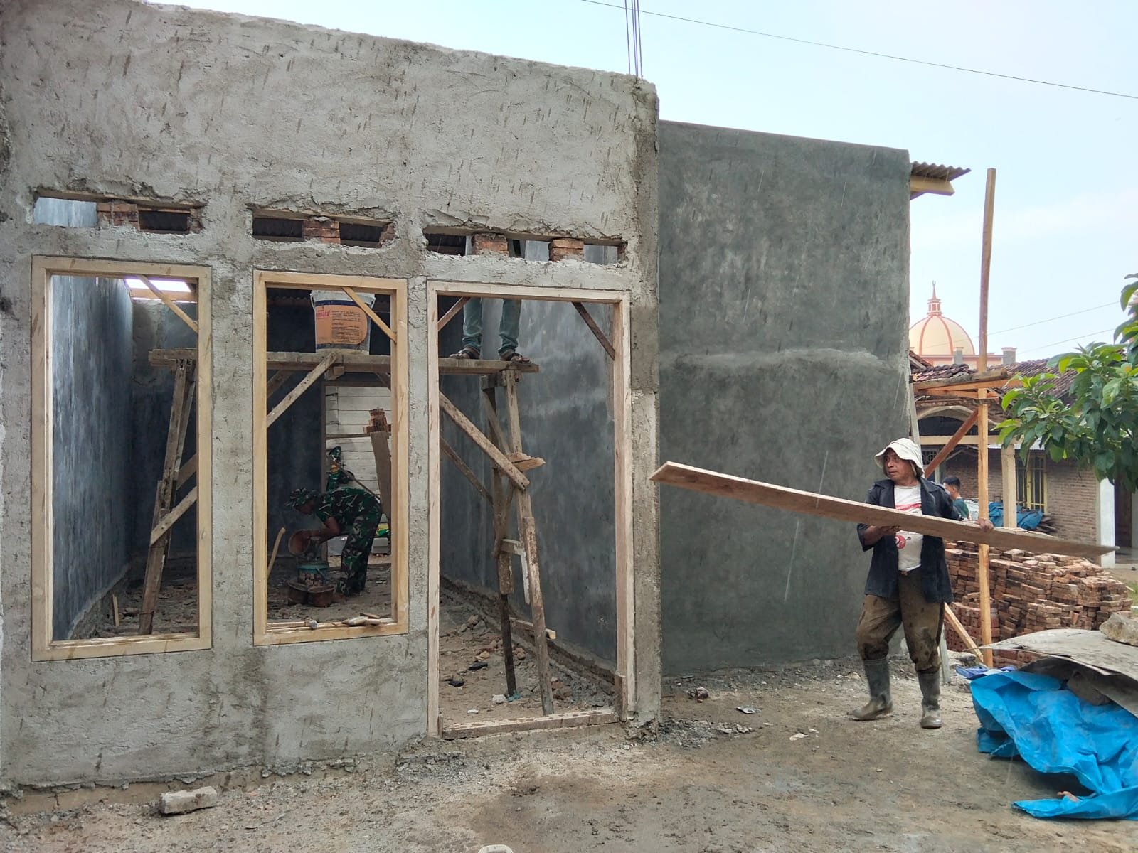 Dansatgas TMMD Pastikan Pembangunan RTLH Milik Bapak Sudirin Berjalan Sesuai Rencana