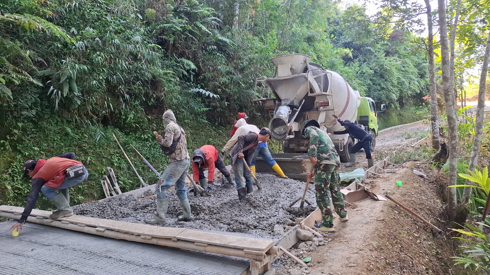TPT Rampung 100 Persen, Satgas TMMD Ke-129 Kodim 0608/Cianjur Fokus Tuntaskan Betonisasi Jalan