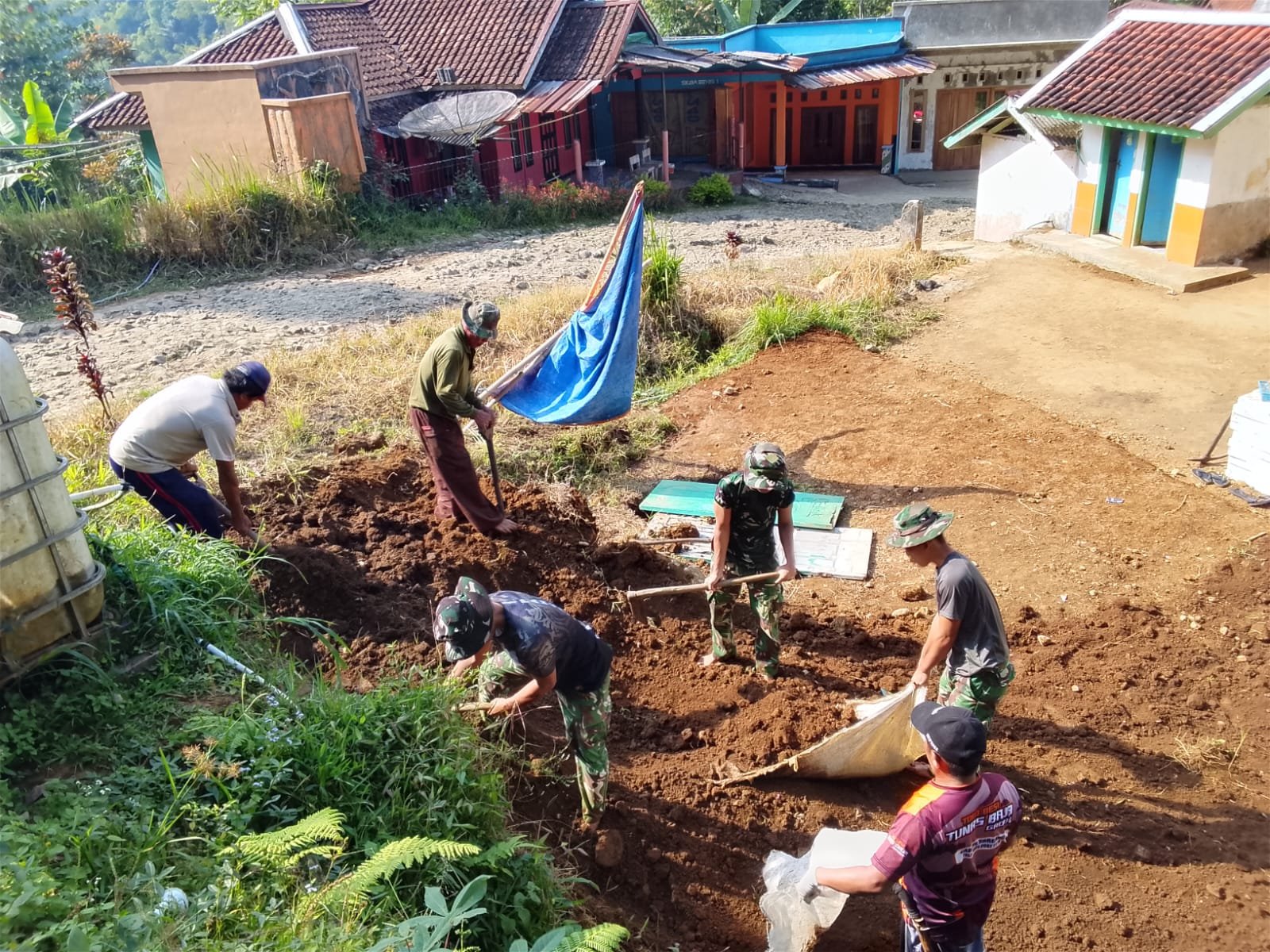 Gotong Royong Jadi Kekuatan Satgas TMMD Ke-129 Kodim 0608/Cianjur Tuntaskan Pembangunan MCK