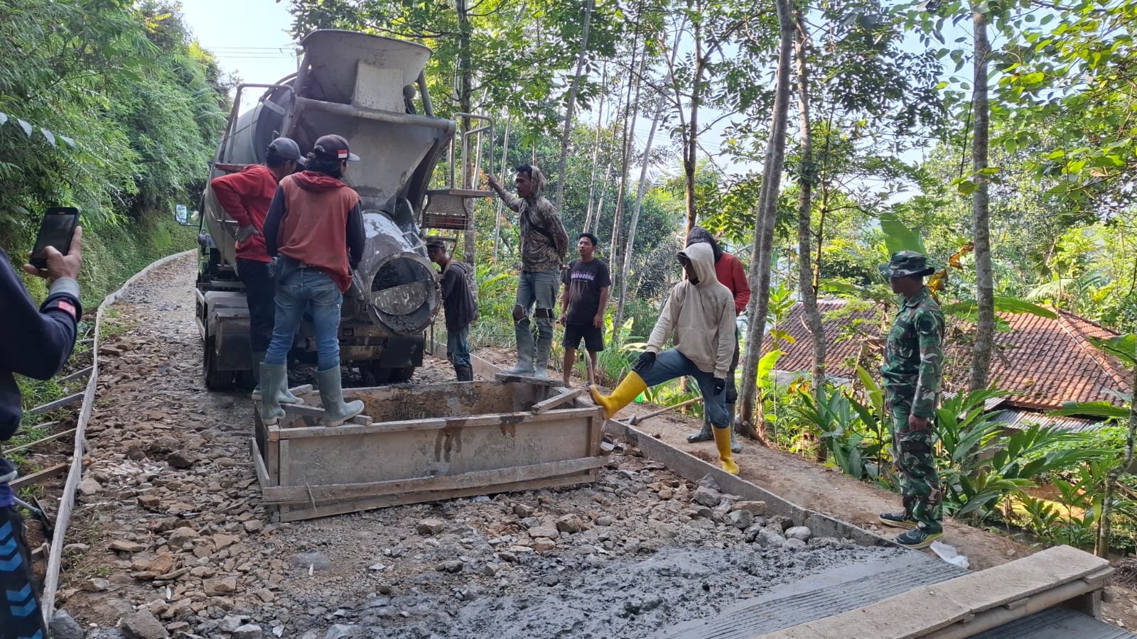 Betonisasi Jalan TMMD Ke-129 Kodim 0608/Cianjur Mendekati Finishing, Mobilitas Warga Segera Meningkat