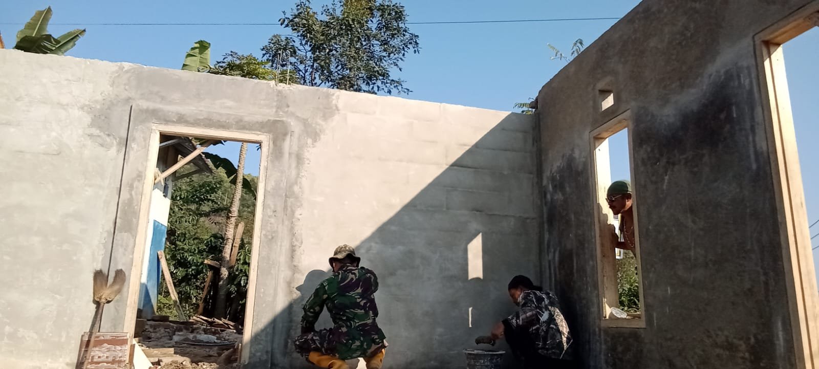 TMMD Ke-129 Kodim 0608/Cianjur: Perbaikan Hunian Makin Nyata, Renovasi Lima Rumah Warga Capai 41 Persen