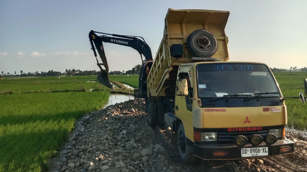 Gaspol! Timbunan Terus Berdatangan, Jalan Tani TMMD Ke-129 Kodim 1404/Pinrang Kian Terbentuk