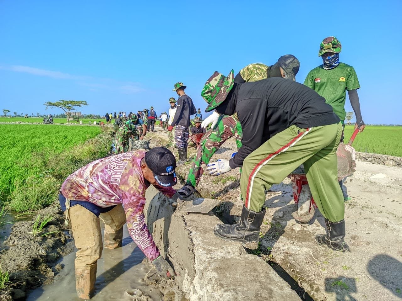 Hari Ke-16, Energi Kebersamaan Satgas TMMD Ke-129 Kian Membara di Tengah Percepatan Pembangunan