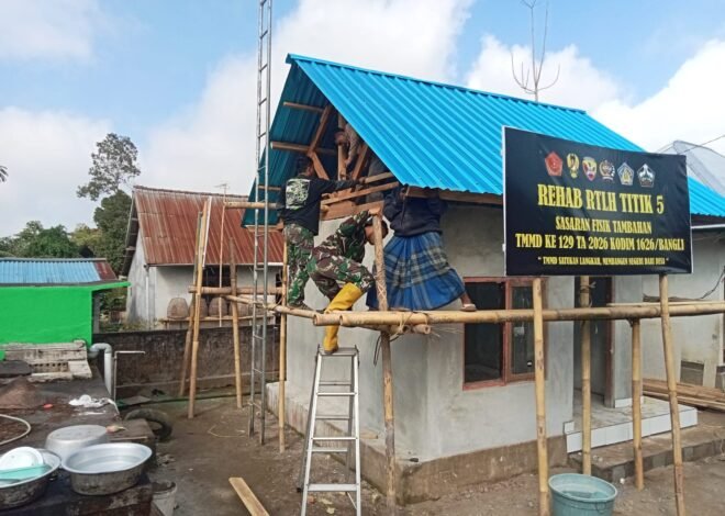Gotong Royong Satgas TMMD dan Warga Percepat Penyelesaian Pelapon RTLH di Desa Sekardadi