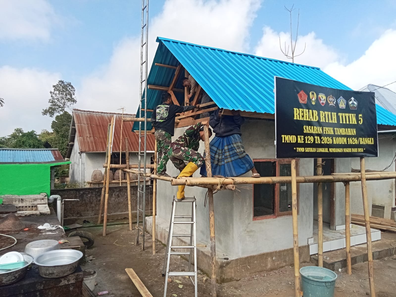 Gotong Royong Satgas TMMD dan Warga Percepat Penyelesaian Pelapon RTLH di Desa Sekardadi