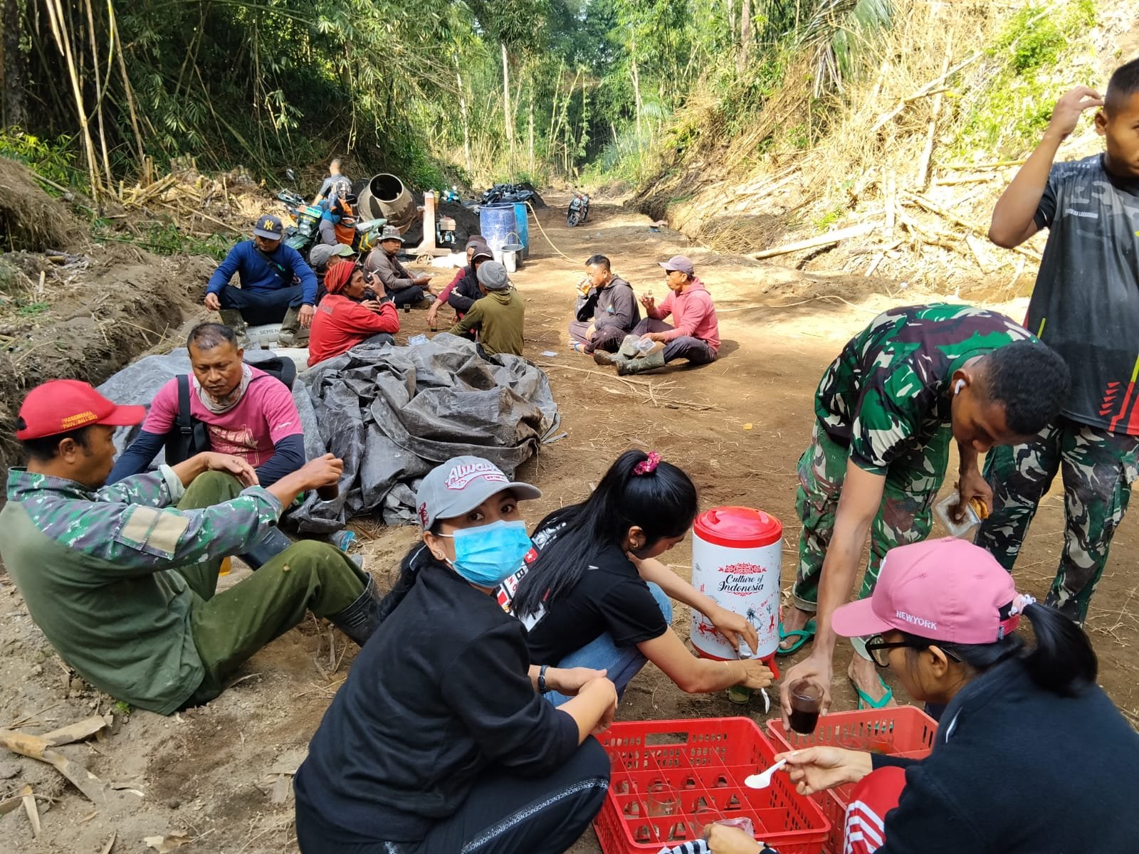 Secangkir Kopi Jadi Penyemangat, Perangkat Desa Sekardadi Apresiasi Kerja Satgas TMMD Ke-129
