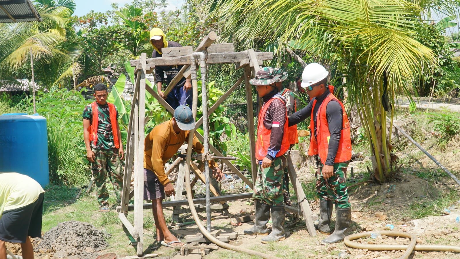 Gotong Royong Satgas TMMD dan Warga Percepat Pengeboran Sumur Bor Sasaran 3