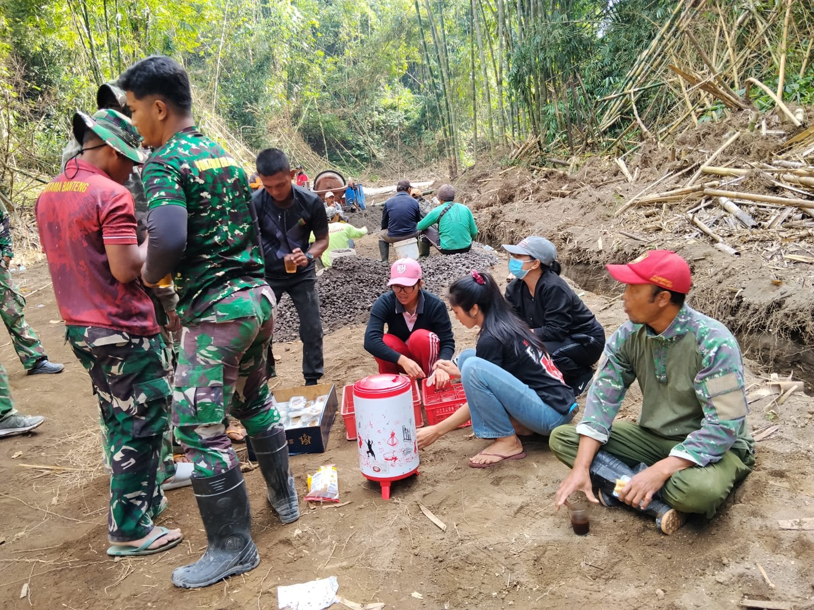 Kepedulian Perangkat Desa Sekardadi Suntik Motivasi Satgas TMMD Ke-129 Kodim 1626/Bangli
