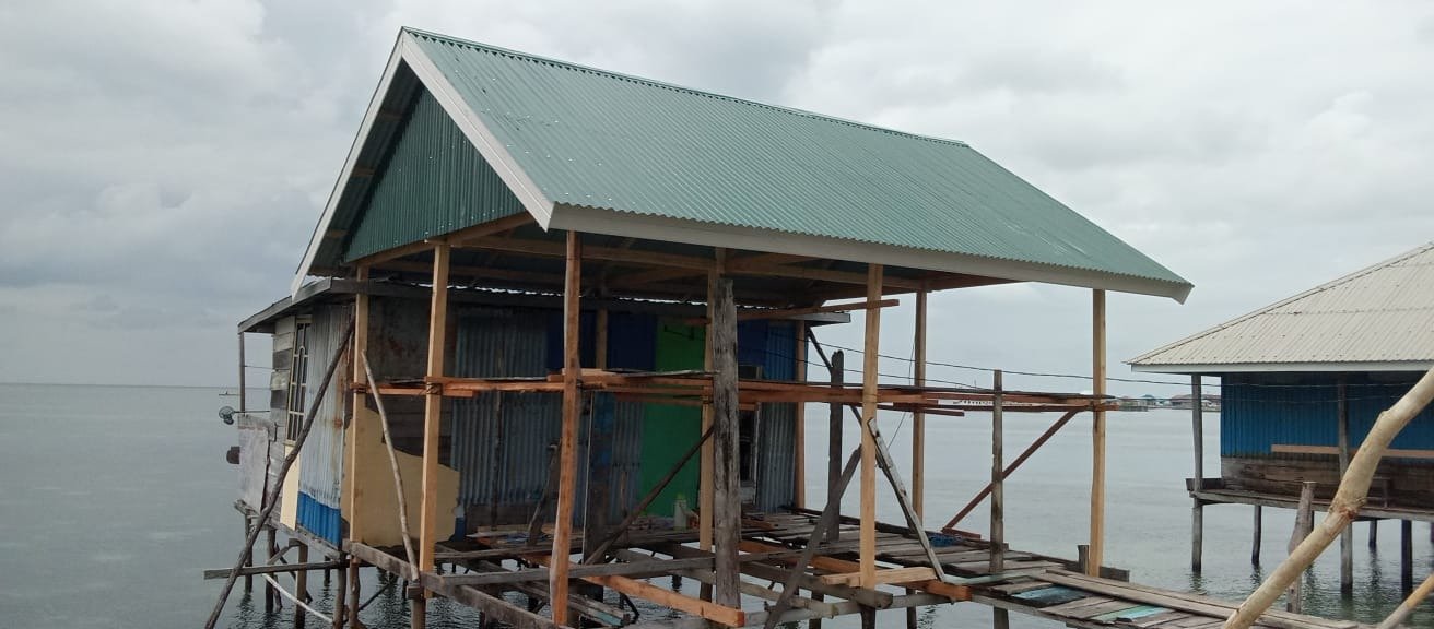 Kolaborasi TNI, Polri, dan Masyarakat Percepat Renovasi RTLH Ibu Syamsiah di Desa Polewali