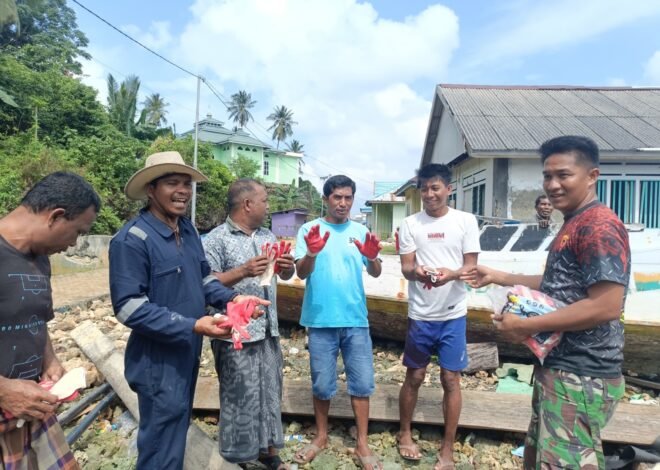 Utamakan Keselamatan Kerja, Satgas TMMD Bagikan Sarung Tangan kepada Warga Saat Pengecoran Rabat Beton