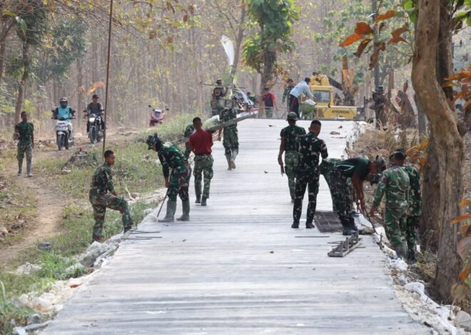 Beton Mengering Sempurna, Satgas TMMD 0812/Lamongan Langsung ‘Tancap Gas’ Geser Bekisting Jalan