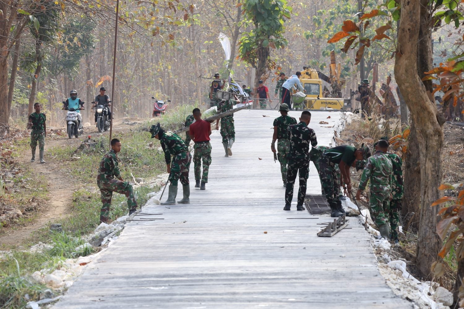 Beton Mengering Sempurna, Satgas TMMD 0812/Lamongan Langsung ‘Tancap Gas’ Geser Bekisting Jalan