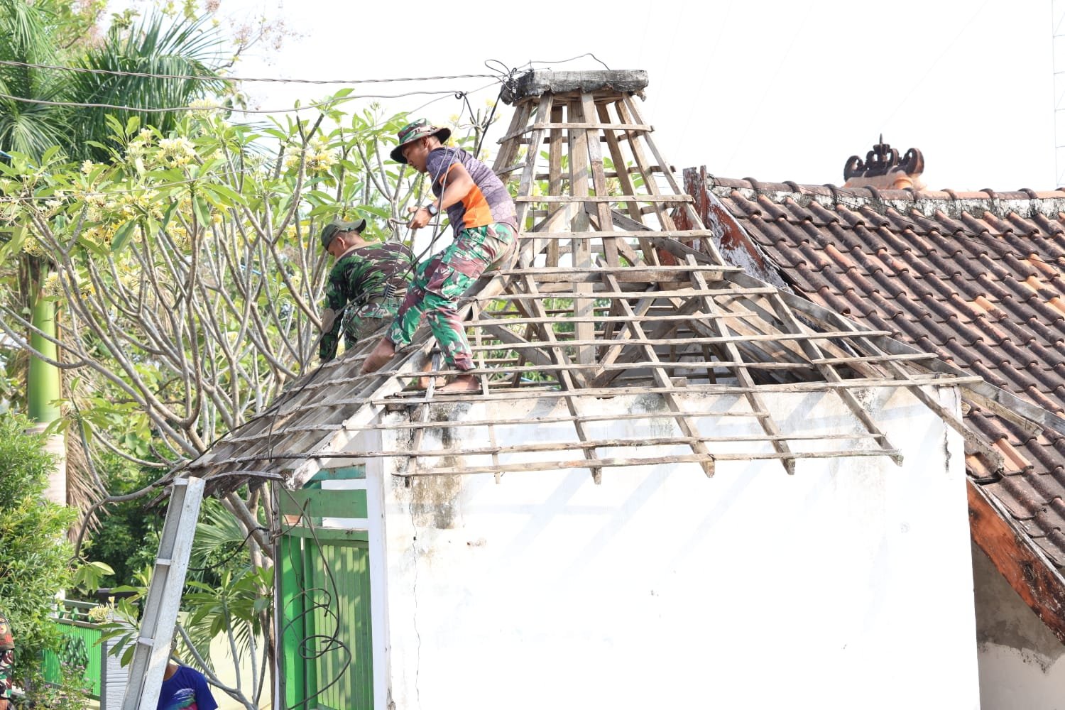 ​Dari Kayu Lapuk Menjadi Benteng Keamanan: Satgas TMMD ke-129 Kebut Pembenahan Atap Pos Kamling Desa Tlemang