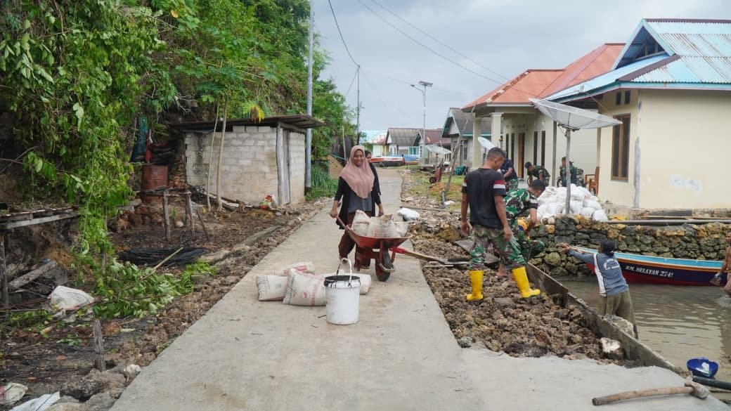 Semangat Gotong Royong Warnai Pembangunan Rabat Beton Jalan di Desa Polewali
