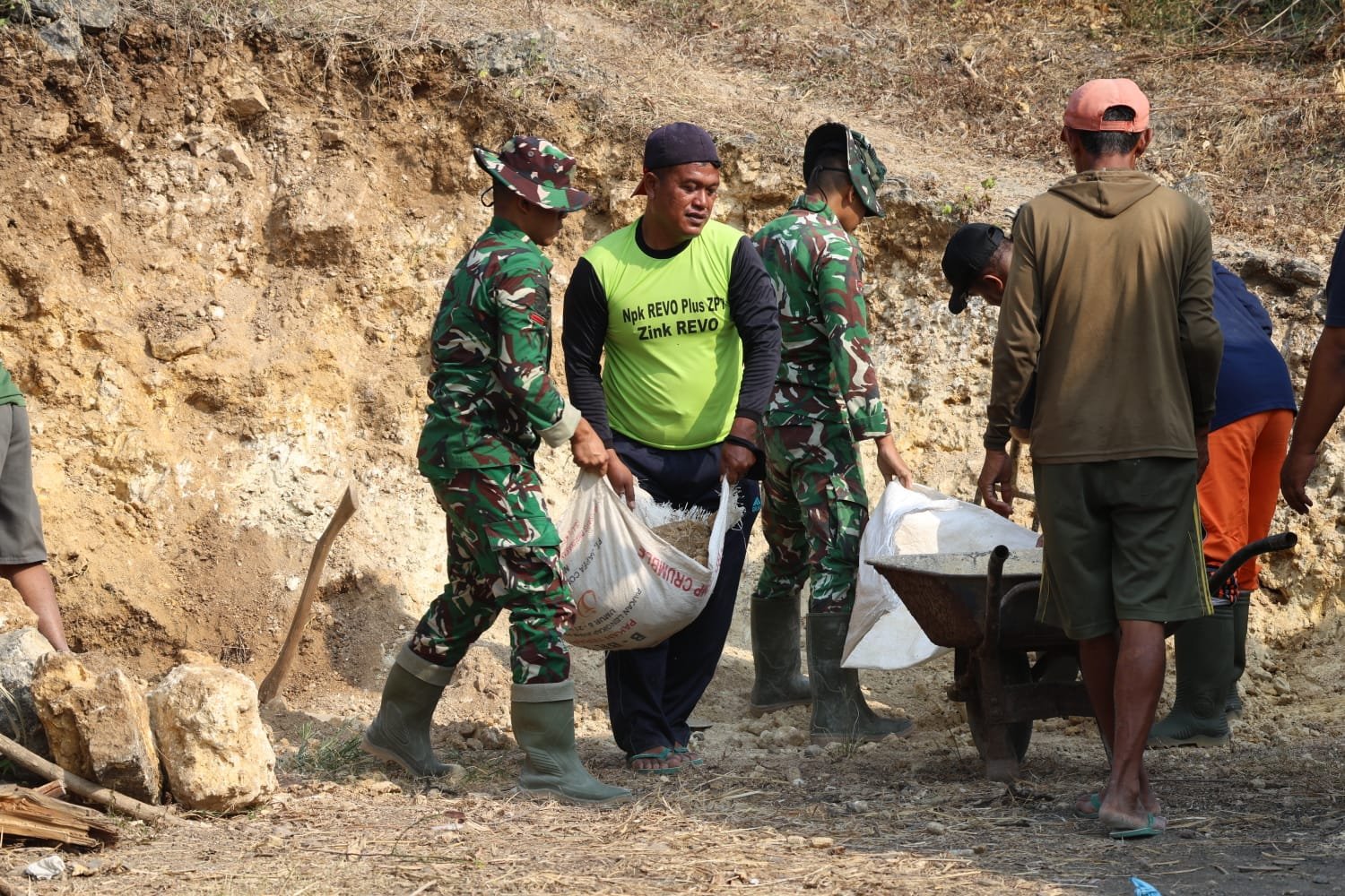 ​Arko dan Karung Goni Jadi Saksi: Satgas TMMD 129 dan Warga Tlemang Bahu-Membahu Gelar Pengurukan Jalan