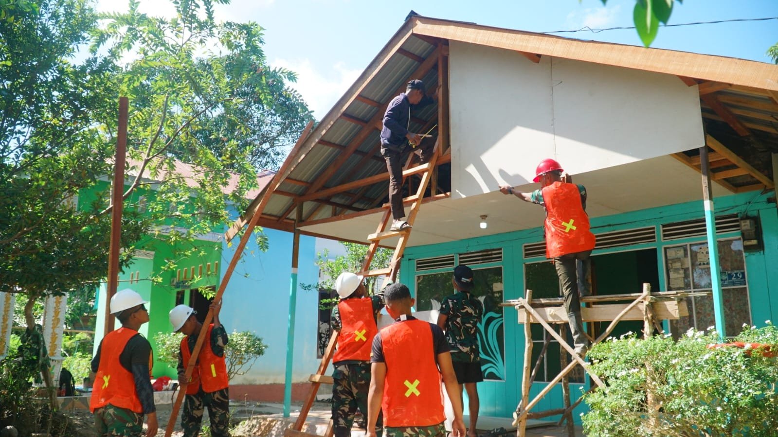 Gotong Royong Satgas TMMD dan Warga Percepat Penyelesaian RTLH Ibu Wahida